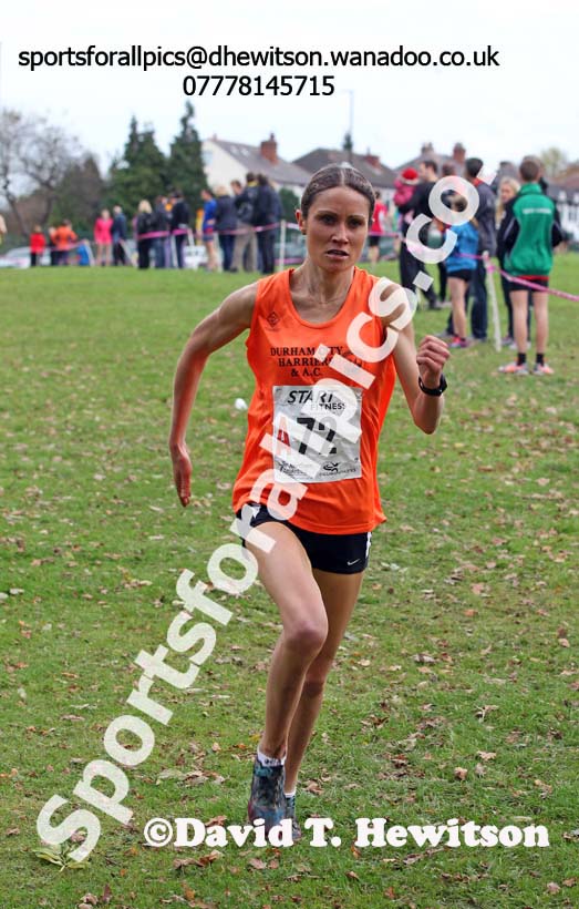 Rosie Smith (Durham City) leads the senior womens Northern Cross Country Relays. Photo: David T. Hewitson/Sports for All Pics